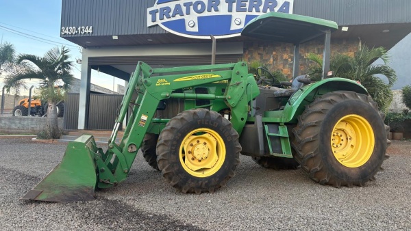 Trator John Deere 6110J ano 2014