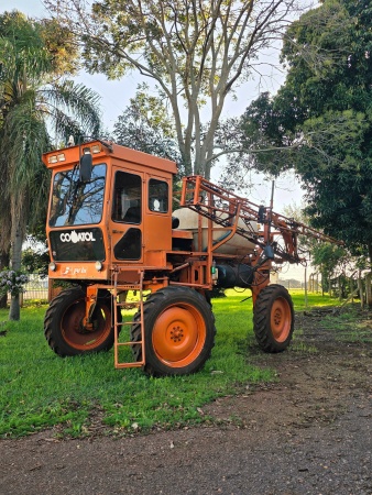 Pulverizador Autopropelido Jacto 2000L ano 2001 - 2000L - Máquinas Agrícolas