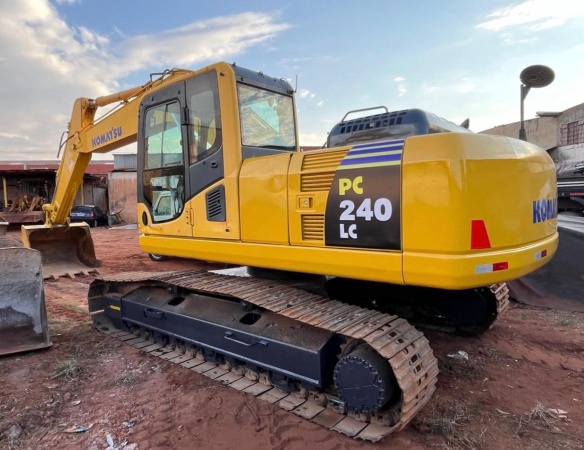 Escavadeira Komatsu PC240 ano 2013 - PC240 - Máquinas de Linha Amarela