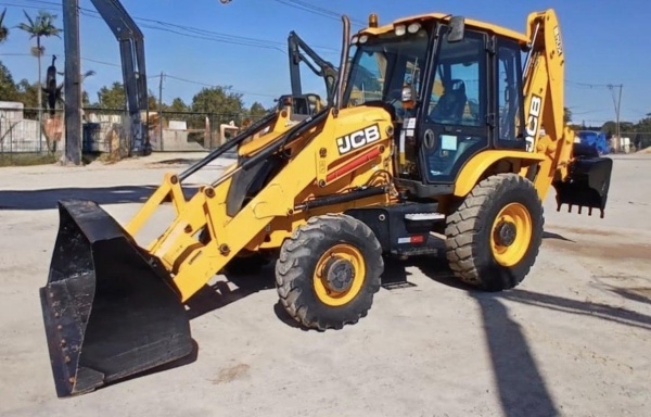 Retroescavadeira JCB 3CX ano 2022