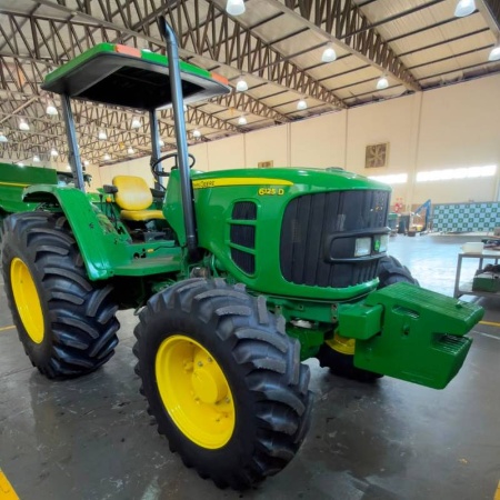 Trator John Deere 6125D ano 2010