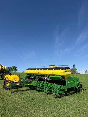 Plantadeira John Deere 2113 ano 2021 - 2113 - Implementos para Plantio