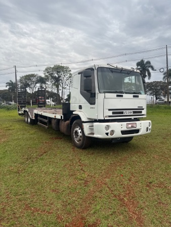 Caminhão Iveco Cursor 330 ano 2010