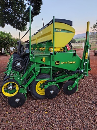 Plantadeira John Deere 1109 ano 2024 - 1109 - Implementos para Plantio