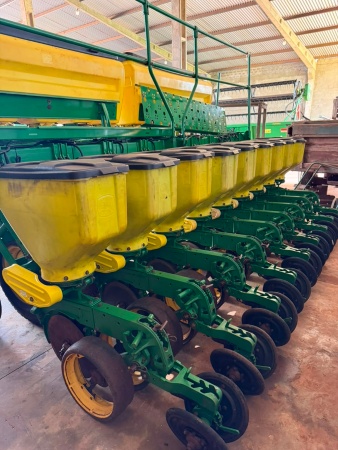 Plantadeira John Deere 1109 ano 2018 - 1109 - Implementos para Plantio