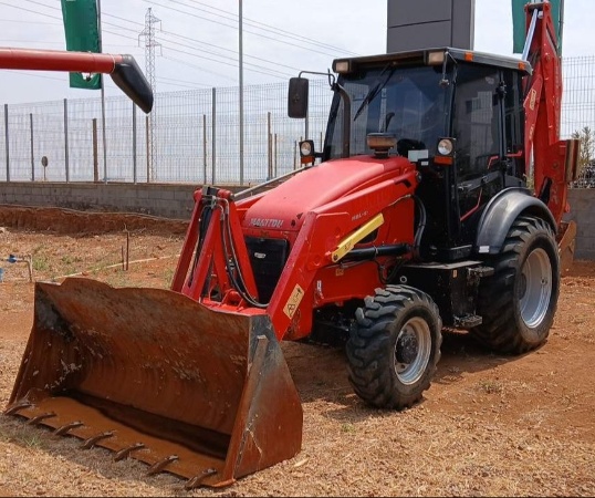 Retroescavadeira Manitou MBL-X-900 ano 2022