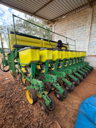 Plantadeira John Deere 1111 ano 2015 - 1111 - Implementos para Plantio