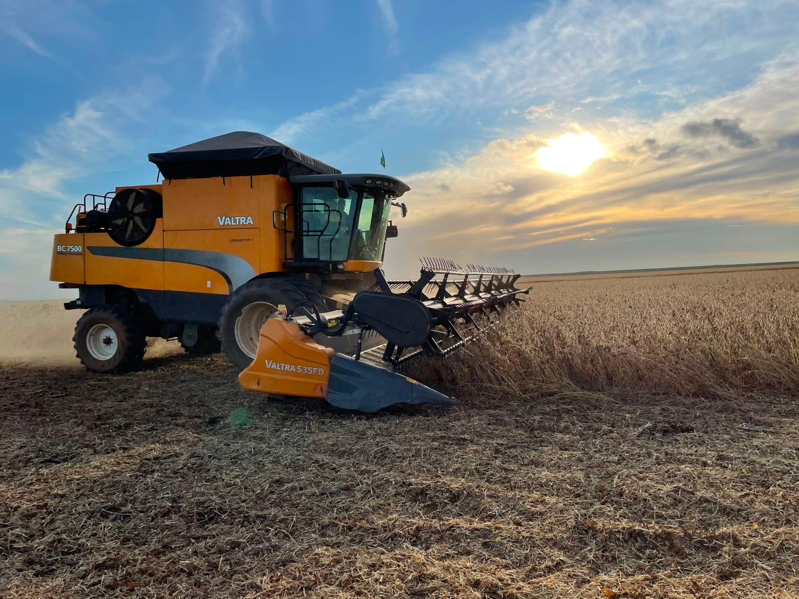 Colheitadeira Valtra BC 7500 ano 2014