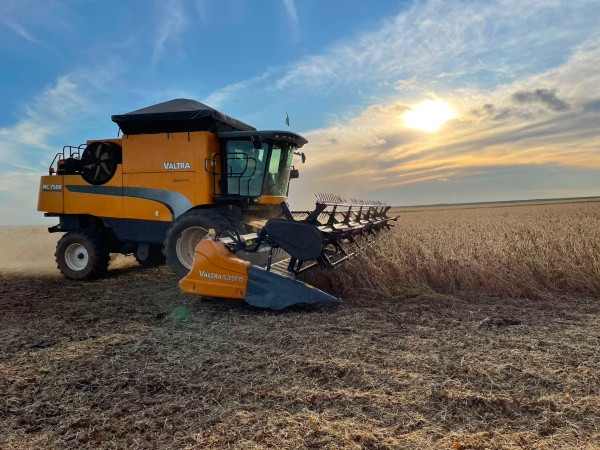 Colheitadeira Valtra BC 7500 ano 2014 - BC 7500 - Máquinas Agrícolas