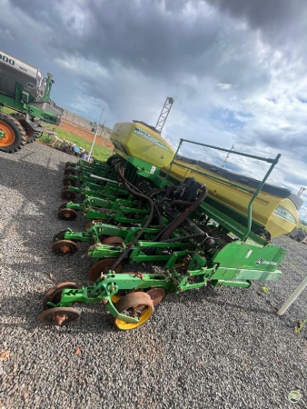Plantadeira John Deere 2113 ano 2017 - 2113 - Implementos para Plantio
