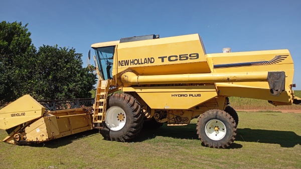 Colheitadeira New Holland TC 59 ano 2003