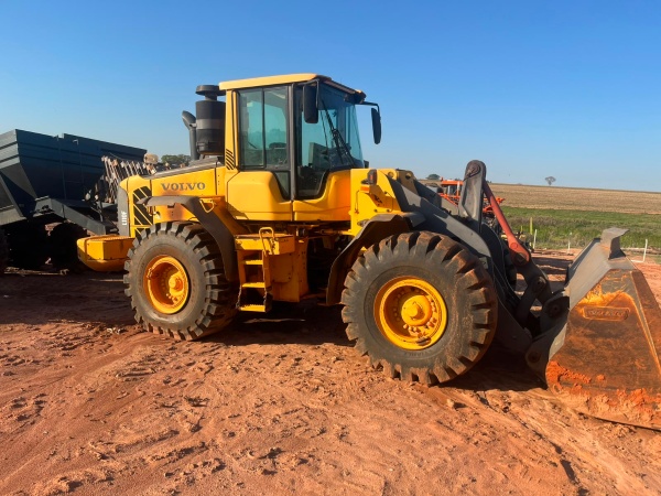 Pá Carregadeira Volvo L110F ano 2013 - L110F - Máquinas de Linha Amarela
