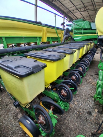 Plantadeira John Deere Série 1100 ano 2016 - Série 1100 - Implementos para Plantio