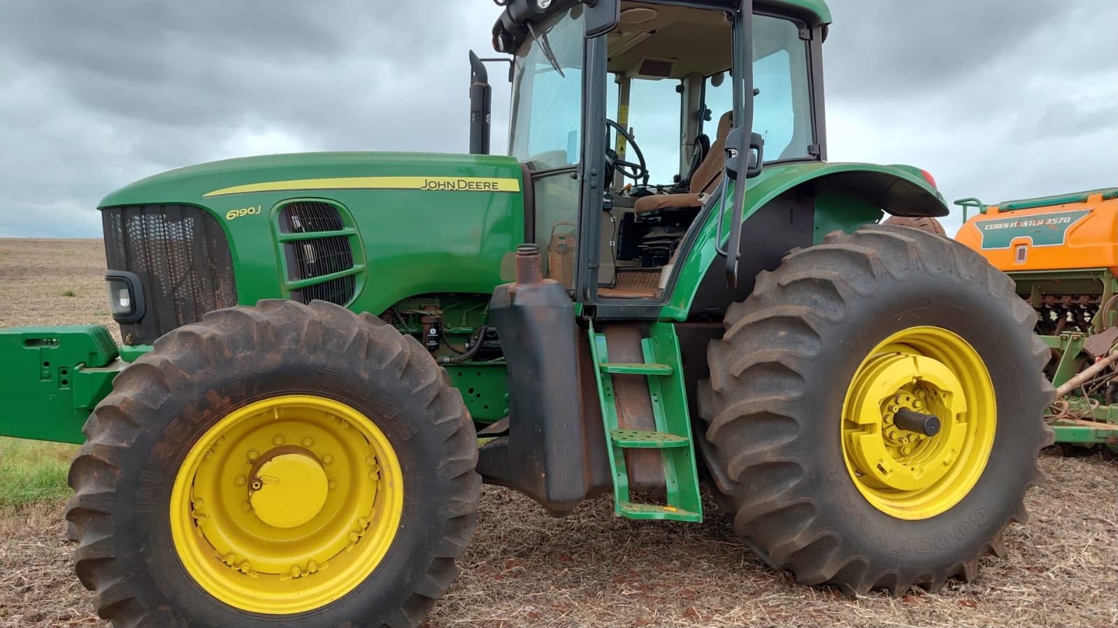 Trator John Deere 6190J ano 2017