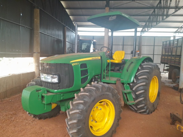 Trator John Deere 6100J ano 2021 - 6100J - Máquinas Agrícolas