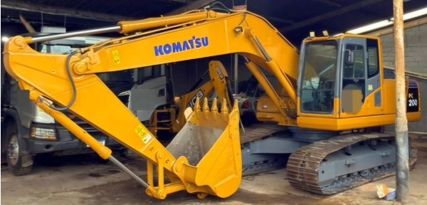 Escavadeira Komatsu PC200 ano 2014