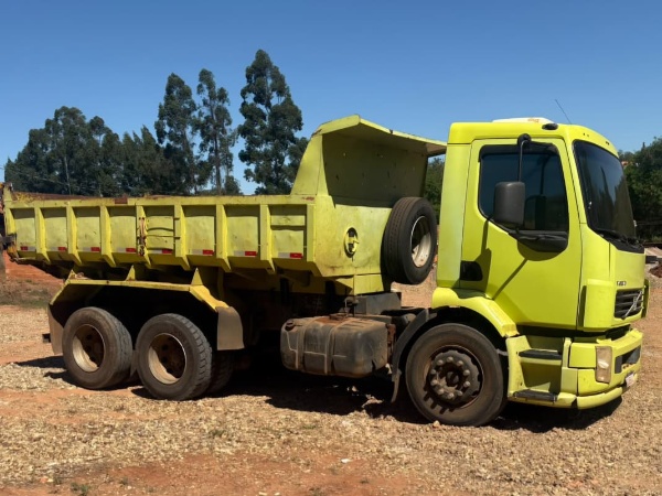Caminhão Volvo VM 210 ano 2011