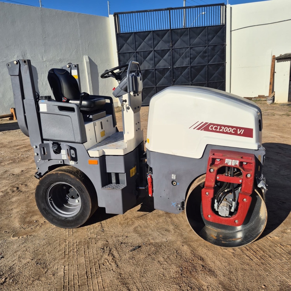 Rolo Compactador Dynapac CP1200 ano 2025