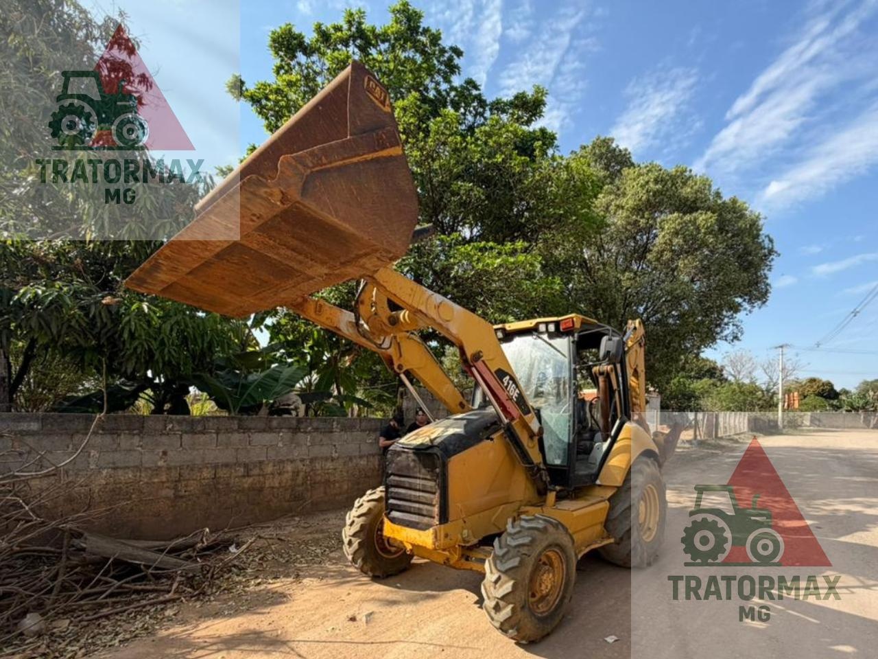 Retroescavadeira Caterpillar 416 E ano 2013