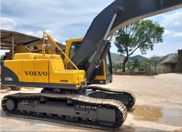 Escavadeira Volvo EC210BLC ano 2010