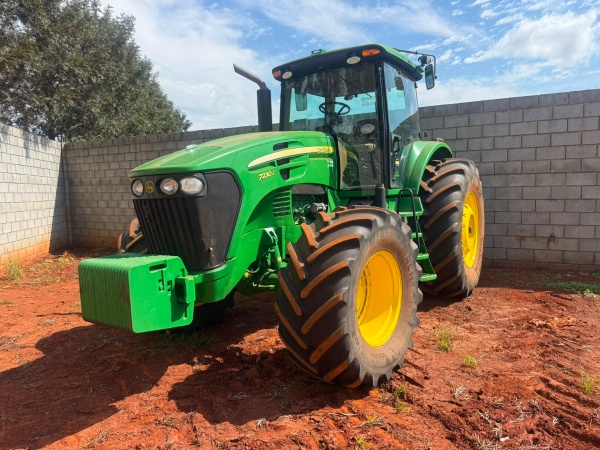 Trator John Deere 7230J ano 2023