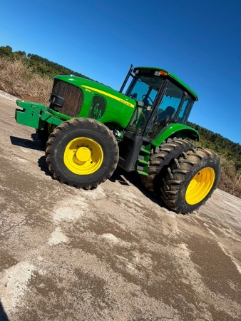 Trator John Deere 6180J ano 2011