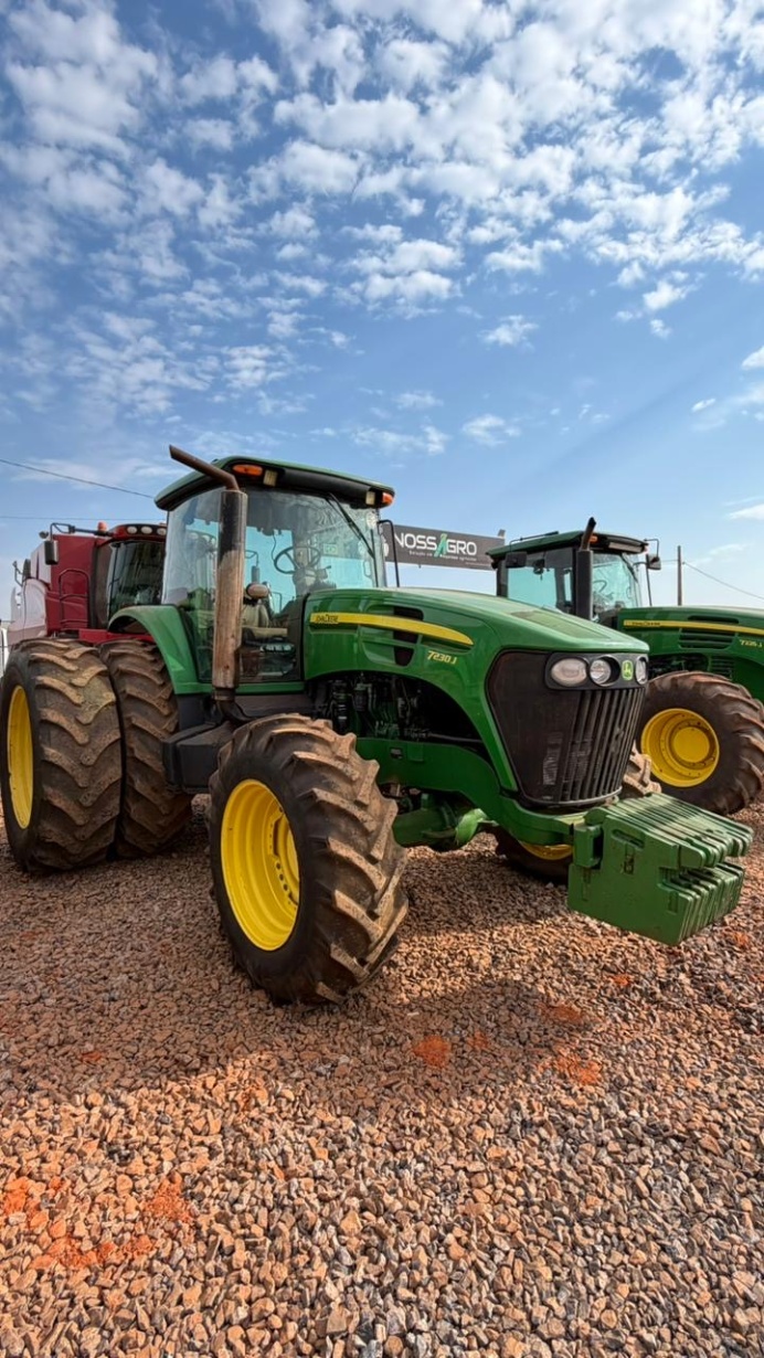Trator John Deere 7225J