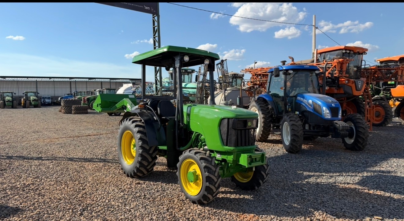 Trator John Deere 5075E ano 2014