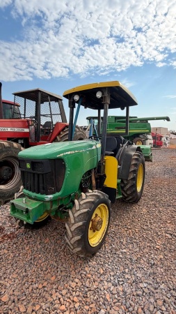 Trator John Deere 5075E ano 2014