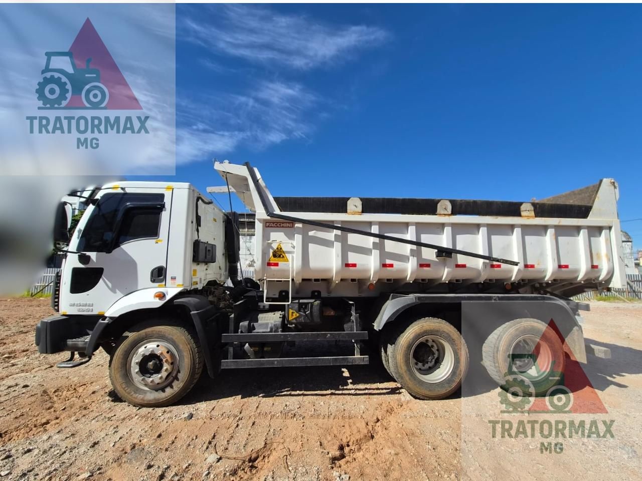 Caminhão Ford CARGO 2628 ano 2012