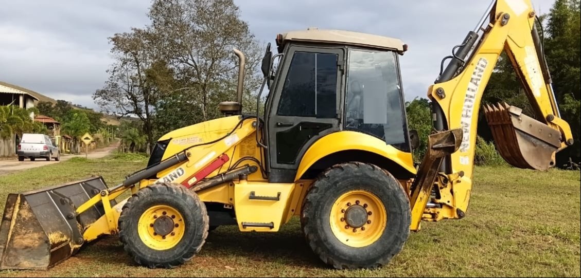 Retroescavadeira New Holland B95B ano 2012