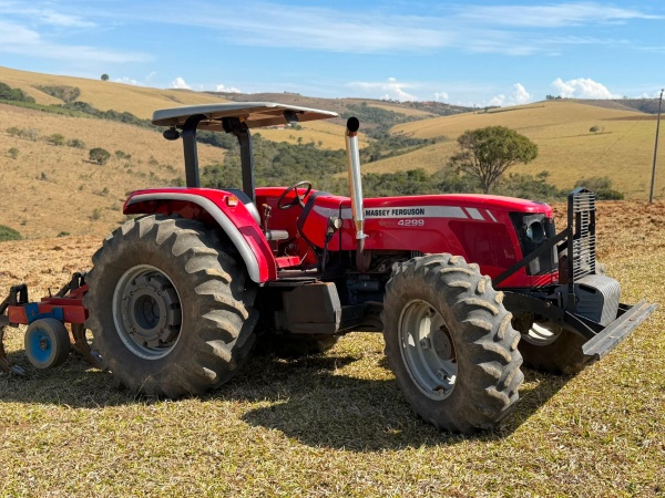 Trator Massey Ferguson MF 4299 ano 2013