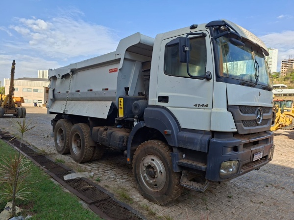 Caminhão Mercedes Benz Axor 4144 6X4 ano 2021