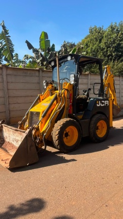 Mini Retroescavadeira JCB 1CX ano 2011