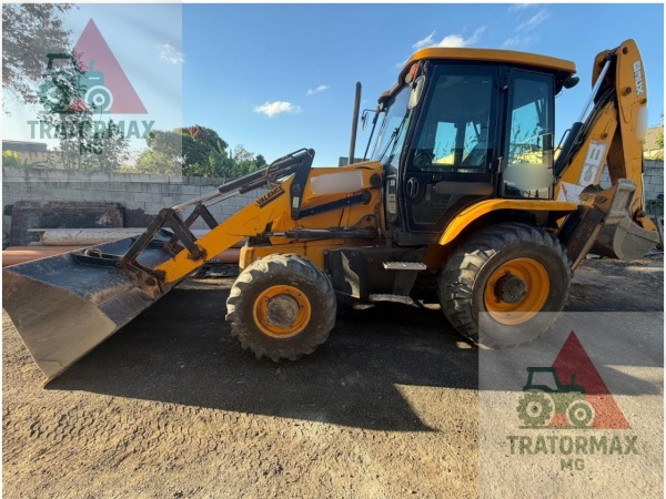 Retroescavadeira JCB 3CX ano 2017