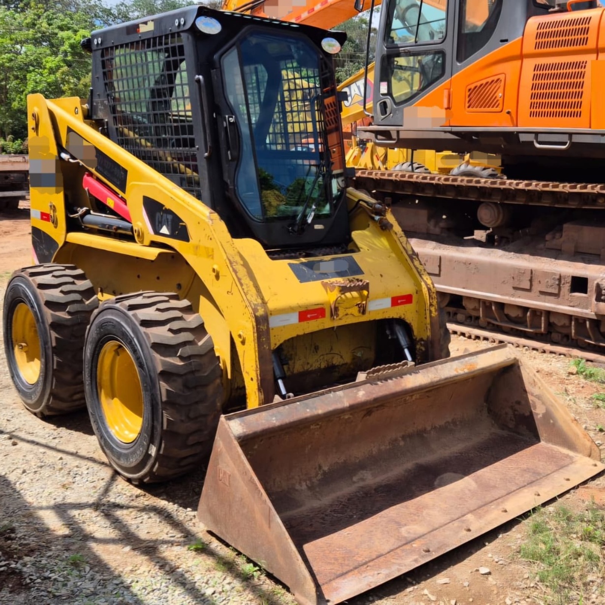 Mini Carregadeira Caterpillar 236B ano 2011