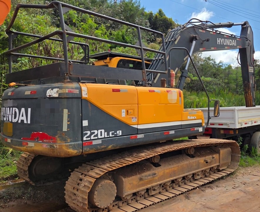 Escavadeira Hyundai R220LC-9 ano 2020