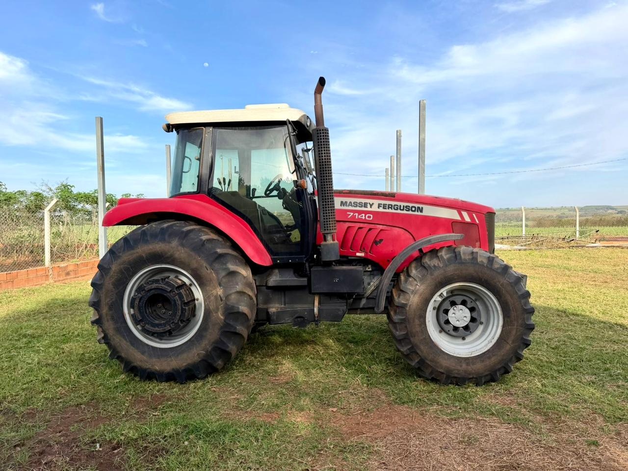 Trator Massey Ferguson MF 7140 ano 2013