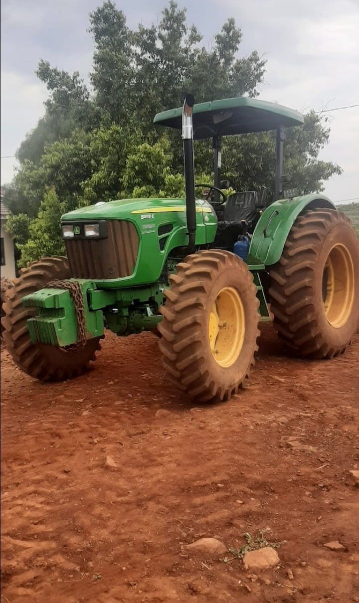 Trator John Deere 5075E ano 2011