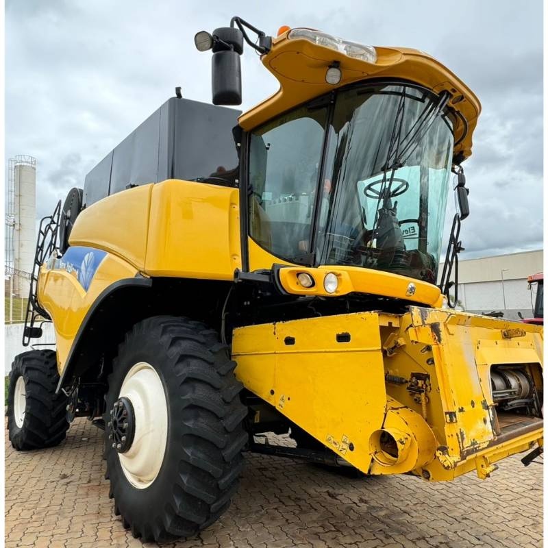 Colheitadeira New Holland CR 9060 ano 2011
