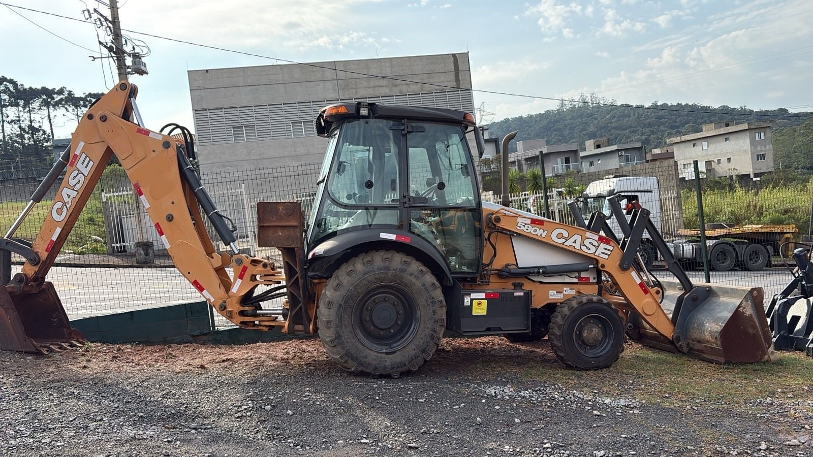 Retroescavadeira Case 580 N  ano 2020