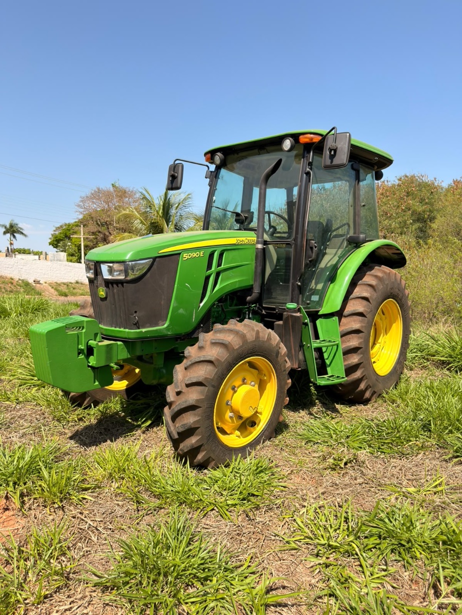 Trator John Deere 5090E ano 2022