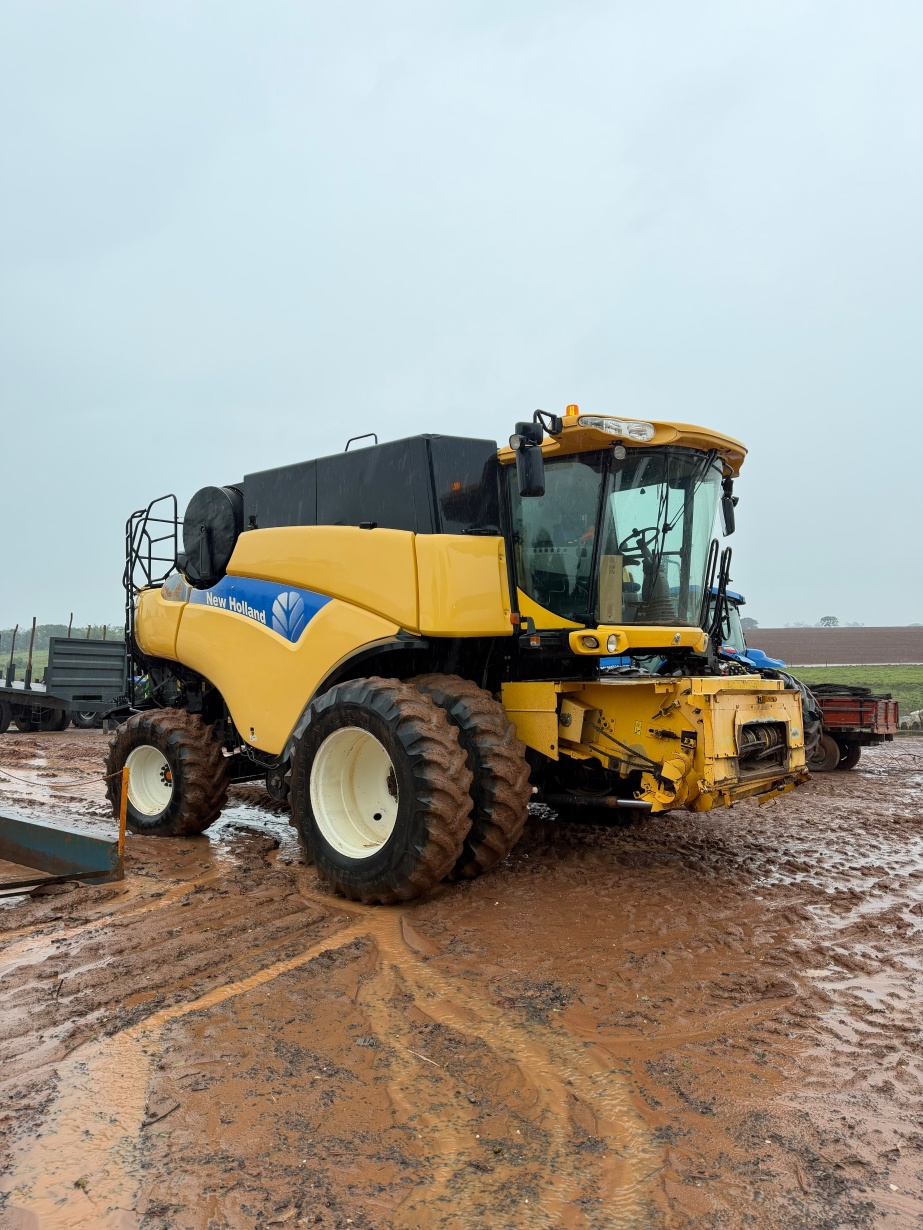Colheitadeira New Holland CR 9060 ano 2013