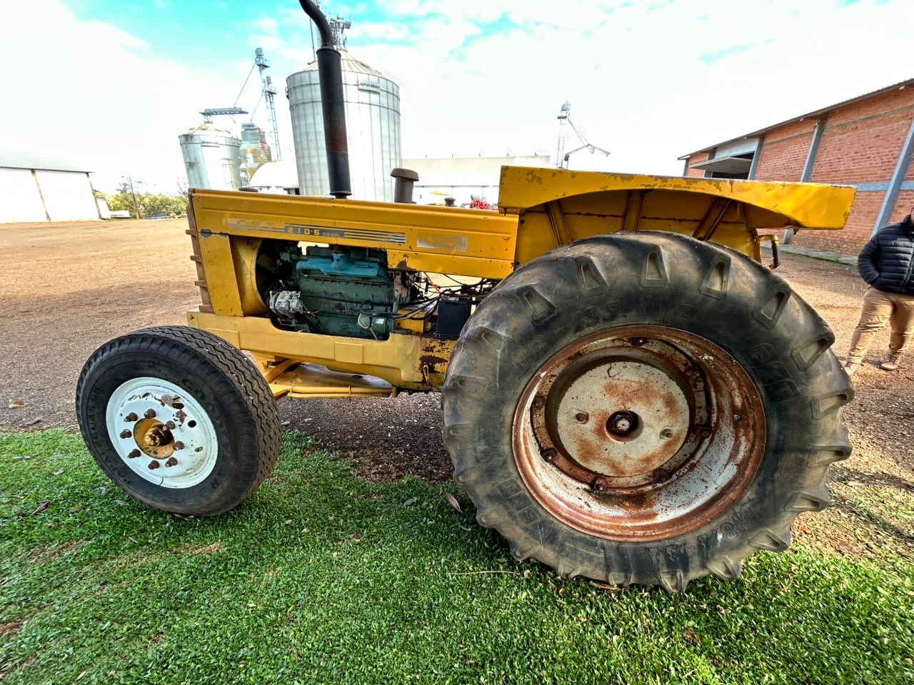 Trator CBT 2105 ano 1980