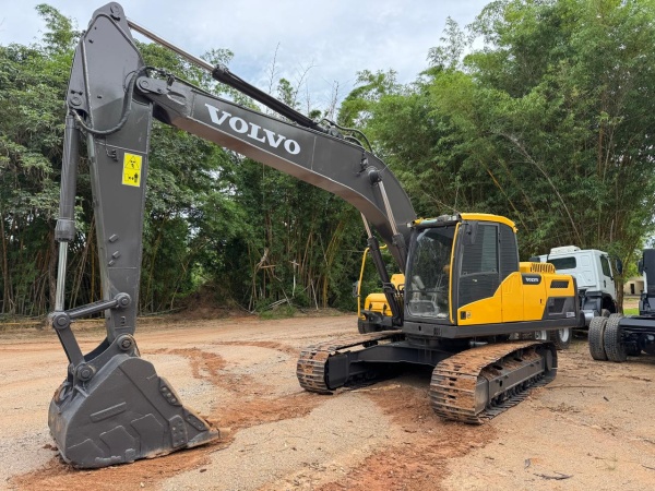 Escavadeira Volvo EC200 ano 2020