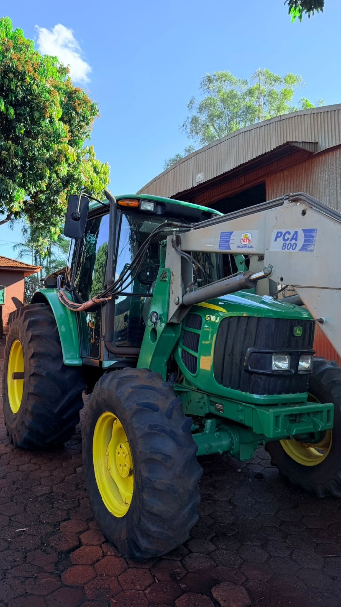 Trator John Deere 6110J ano 2012