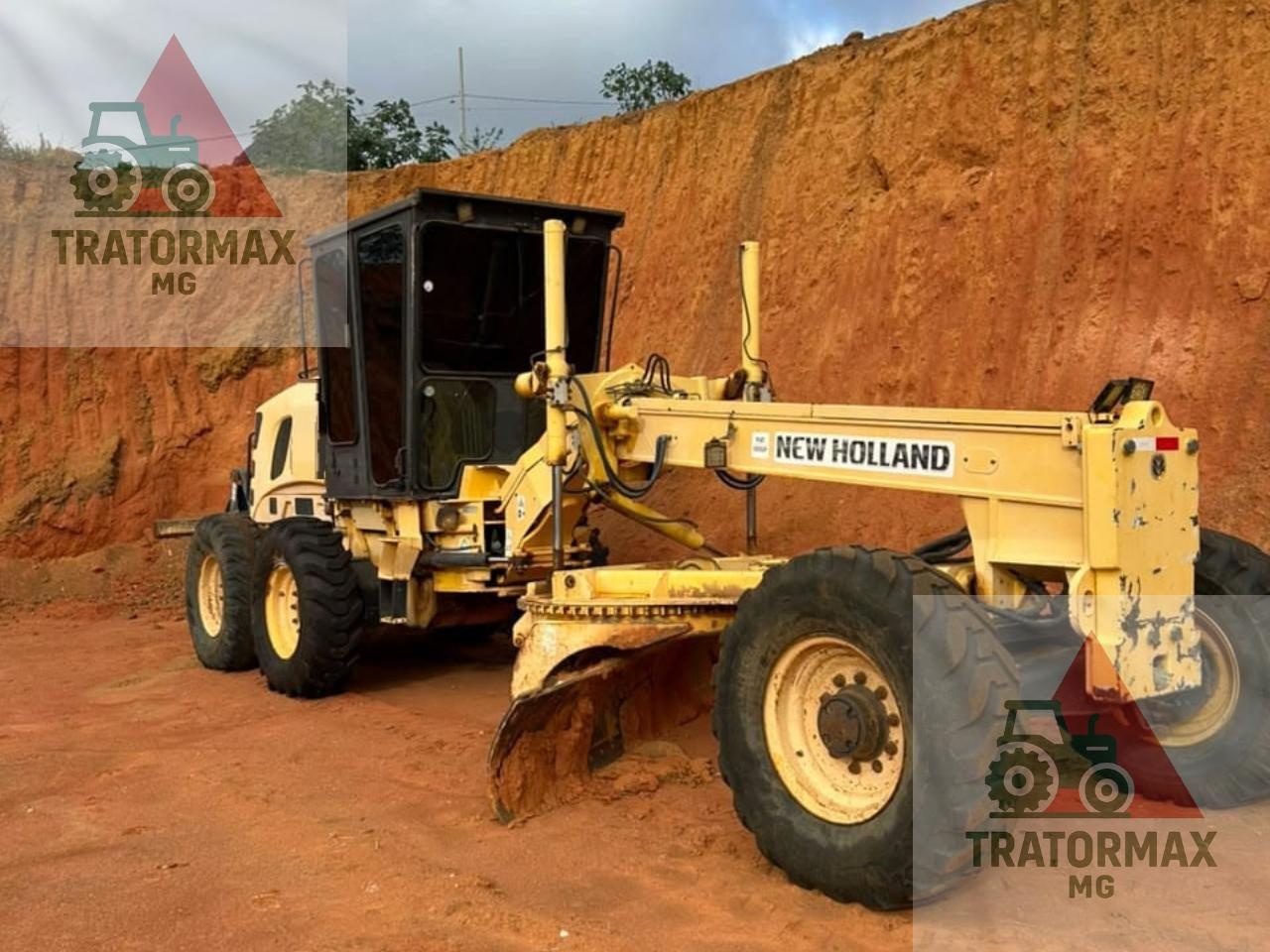 Motoniveladora New Holland RG140B ano 2011