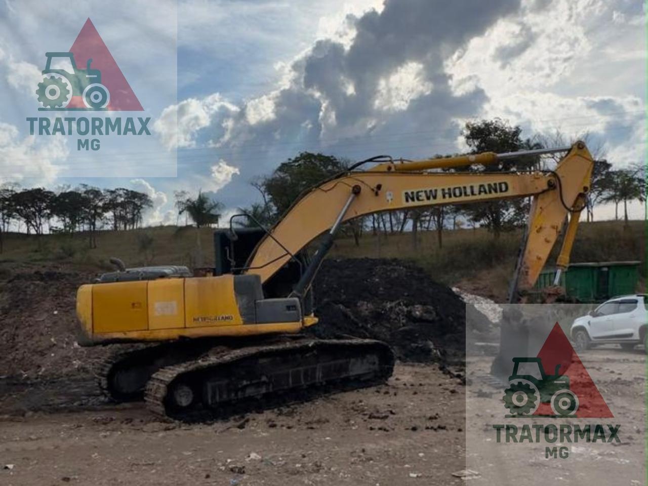Escavadeira New Holland E215 ano 2015
