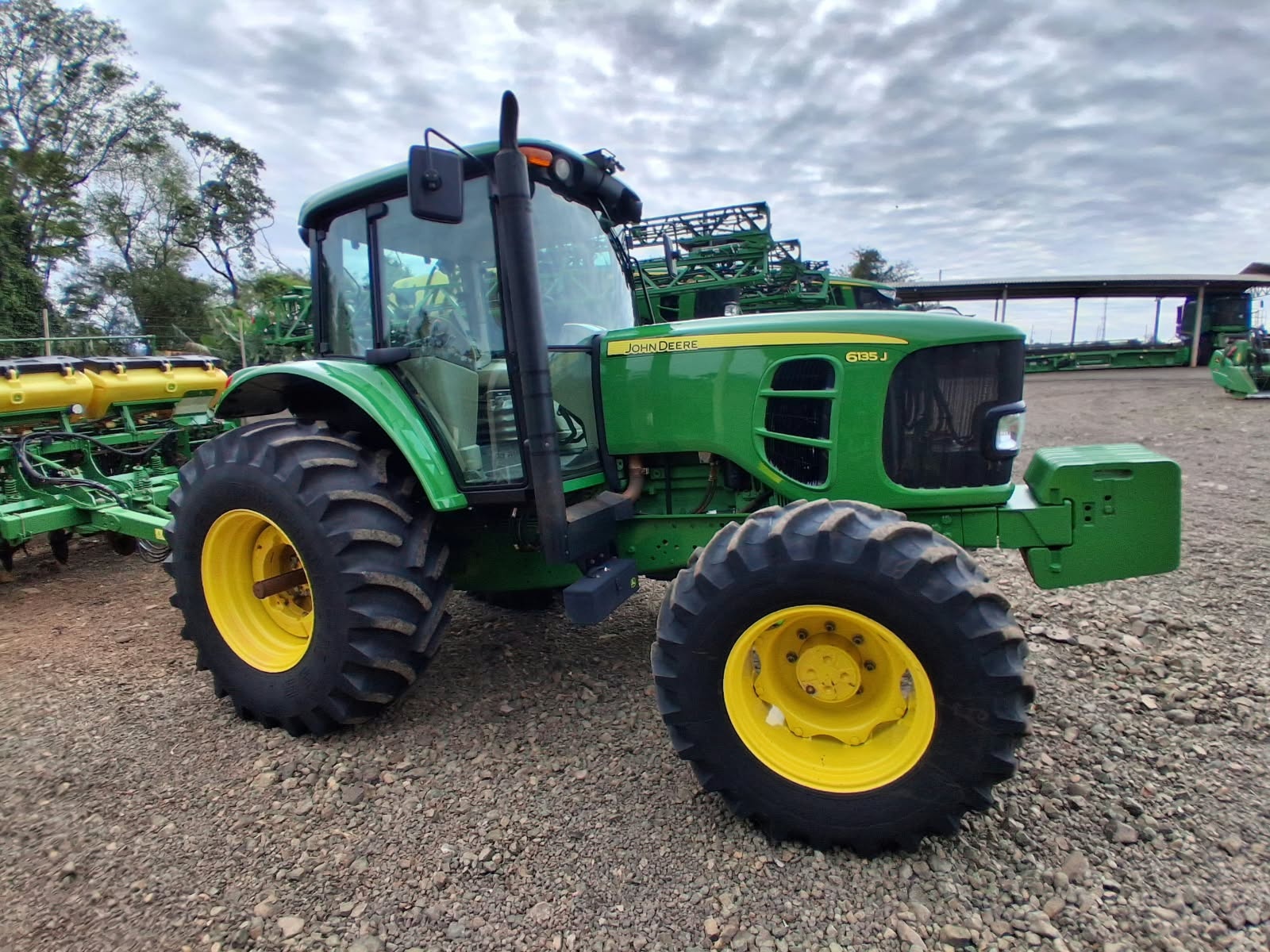 Trator John Deere 6135J ano 2021