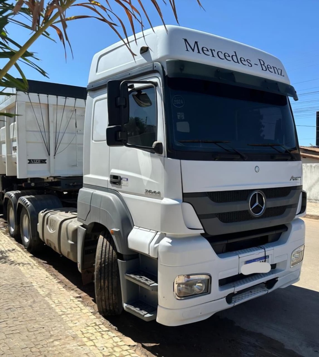 Caminhão Mercedes Benz Axor 2644 ano 2014